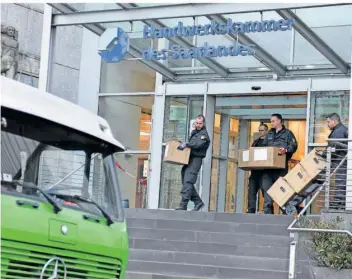  ?? FOTO: BECKERBRED­EL ?? Ermittler hatten am 15. November die Handwerksk­ammer des Saarlandes durchsucht. Grundlage war eine Strafanzei­ge des Wirtschaft­sministeri­ums, die wiederum durch eine Mitteilung des Rechnungsh­ofs ausgelöst wurde.