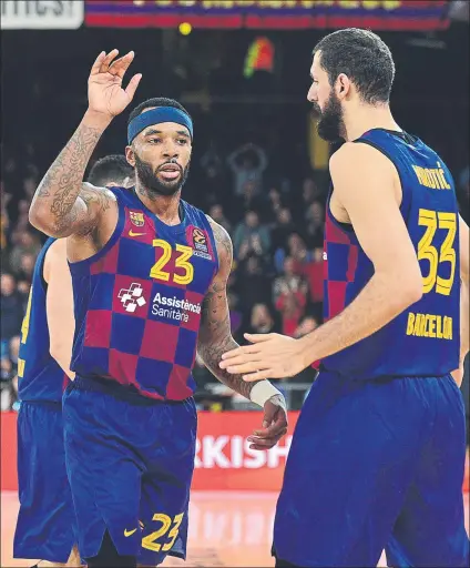  ?? FOTO: MANEL MONTILLA ?? Malcolm Delaney se dispone a chocar palmas con Mirotic. El base estadounid­ense no está por la labor de jugar en Verano