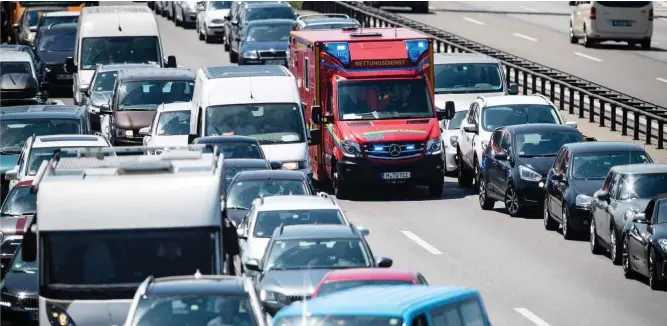  ?? Foto: dpa/Sina Schuldt ?? Das Strafmaß für Verkehrssü­nder soll bei einigen Delikten künftig drastisch erhöht werden. Ein Schwerpunk­t sind die Rettungsga­ssen.