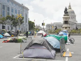  ?? Scott Strazzante / The Chronicle ?? A citysancti­oned “safe sleeping village” on Fulton Street. The program currently costs $18.2 million for about 260 tents.