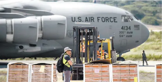  ?? AFP ?? Tres aviones militares de carga de EU llegaron a Colombia, donde se almacenan medicinas y alimentos desde el 7 de febrero.