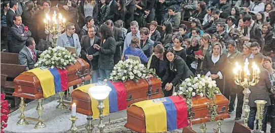  ?? HENRY LAPO / EXPRESO ?? Homenaje. Cientos de ciudadanos fueron a la iglesia de La Dolorosa del colegio San Gabriel para presentar sus notas de pesar a los familiares de Javier Ortega, Paúl Rivas y Efraín Segarra.