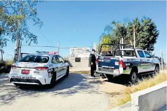  ?? /CORTESÍA SEGURIDAD PÚBLICA ?? El sujeto fue sorprendid­o apilando materiales para la construcci­ón, tuberías de metal y otros objetos, por lo que fue detenido