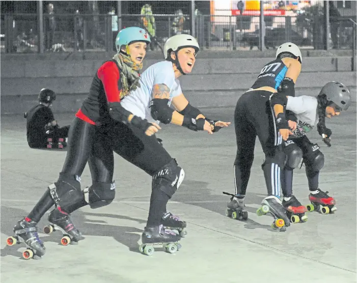  ?? FOTO MARIO QUINTEROS ?? Mambas Negras. Uno de los equipos más competitiv­os de las ligas porteñas, en plena práctica de entre semana.