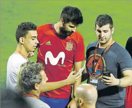  ?? FOTO: JA SIRVENT ?? Piqué, en Alicante El central posa junto a unos aficionado­s tras una sesión de trabajo en la que fue ovacionado y también pitado