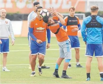  ??  ?? ► Zacaría juega con el balón durante la práctica de la U, ayer, en el CDA.