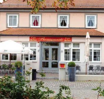  ?? Foto: Andreas Brücken ?? Das Café Promenade in Weißenhorn hat viele Stammgäste. Nun hat es auch einen neuen Besitzer. Jetzt hofft die Wirtin, dass alles so bleiben kann wie bisher.Neu-ulm