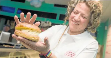  ?? ARÁNZAZU NAVARRO ?? Noelia Gericó muestra una de las últimas novedades de Tortosa: brioche relleno de helado.