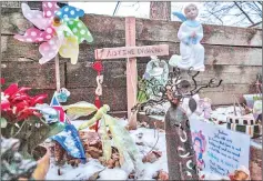  ?? — AFP photo ?? File photo shows a memorial for Damond near the alleyway where she was shot in Minneapoli­s, Minnesota.