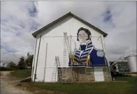  ?? ANDY MORRISON — THE BLADE VIA AP ?? Scott Hagan, known as the barn painter, paints an image of Commodore Oliver Hazard Perry on the side of a barn in Oak Harbor, Ohio.