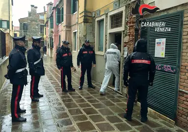  ?? Scoperta macabra ?? I carabinier­i in calle del Cristo a Dorsoduro dove è stato trovato l’uomo morto da sette anni