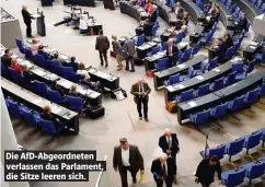  ??  ?? Die AfD-Abgeordnet­en verlassen das Parlament, die Sitze leeren sich.