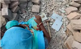  ?? Photograph: Romita Saluja ?? A woman breaking sandstone in Rajasthan, India.