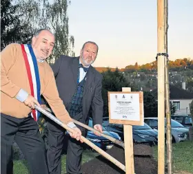  ?? ?? CEREMONY: Aulnay mayor Jean-christophe Charbit and David Rorie, of Carnoustie Community Council, plant a tree in the French town.