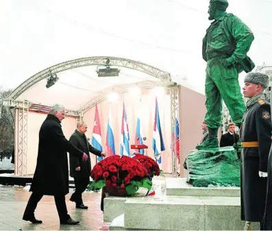  ?? EFE ?? El presidente Vladimir Putin y Miguel Díaz-Canel, a los pies de Fidel Castro, en Moscú, ayer