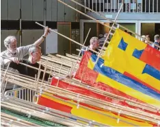  ?? Foto: Andreas Brücken ?? Bunte Fahnen sind seit Langem das Symbol des Internatio­nalen Donaufest in Ulm/ Neu Ulm. Am Dienstag wurden die Fahnen verkauft.