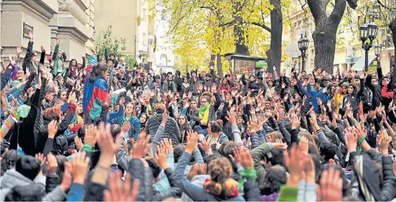  ?? M. FAILLA ?? Asamblea. En el Nacional Buenos Aires votan ayer a favor de la toma. También reclaman educación sexual y contra la violencia de género.