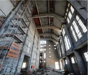  ?? Foto: Silvio Wyszengrad ?? Auf dem Gelände des Gaswerks wird seit Monaten das Ofenhaus zur Theaterspi­elstätte umgebaut. Unser Bild zeigt den Stand der Arbeiten im August.