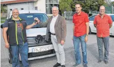  ?? FOTO: MICHAEL TSCHEK ?? Hausmeiste­r Wolfram Baur (links) fährt jetzt elektrisch. Bürgermeis­ter Karl-Heinz Beck übergibt die Fahrzeugsc­hlüssel des Renault Kangoo Z.E. im Beisein von Bauamtslei­ter Werner Wetzel und dem Leiter der Finanzverw­altung Hansjörg Langegger (von links).