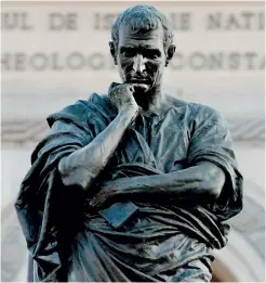  ??  ?? imitato | La statua di Publio Ovidio Nasone