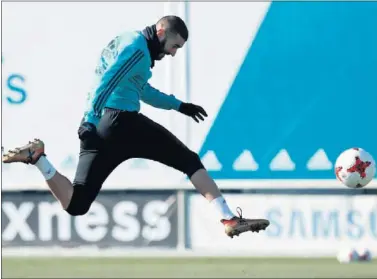  ??  ?? ESTÁ LISTO. Benzema, en un momento del entrenamie­nto de ayer en Valdebebas.