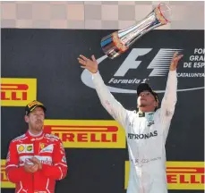  ?? FOTO: AFP ?? Lewis Hamilton jubelt, Sebastian Vettel klatscht fair.