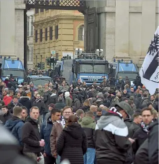  ??  ?? In 10 mila L’invasione di piazza del Popolo e di tutto il centro da parte dei tifosi dell’Eintracht