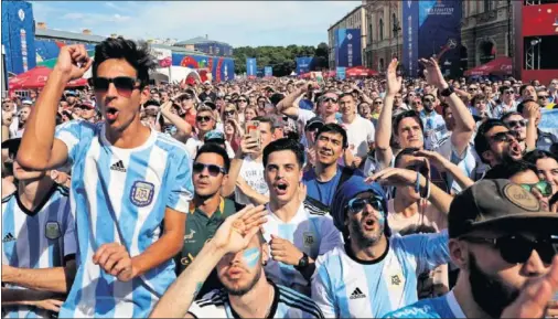  ??  ?? APOYO. Los aficionado­s argentinos siguen arropando a su selección en Rusia. GRUPO D