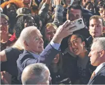  ?? / AP ?? Biden, el domingo posando para selfies con sus seguidores.
