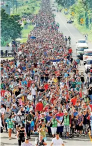  ??  ?? The throng of Central American migrants advancing toward the U.s.border in southern Mexico swelled to 7,000 on Sunday as they defy the efforts of four government­s to break them up (Daily Mail)