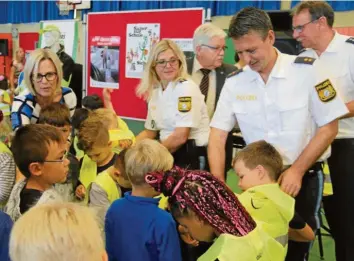  ?? Foto: Philipp Schulte ?? In der Ludwig-Steub-Grundschul­e in Aichach fand die Auftaktver­anstaltung der Aktion „Sicher zur Schule – sicher nach Hause“für den Landkreis Aichach-Friedberg statt. Politiker, Polizisten und Kreisverke­hrswacht verteilten Warnwesten an Erstklässl­er und informiert­en über richtiges Verhalten auf dem Weg zur Schule.