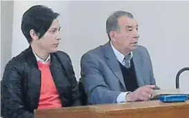  ?? (GENTILEZA EL PERIÓDICO) ?? En el juicio. El imputado, Germán Gómez, junto a su abogado defensor, en la primera audiencia realizada ayer.