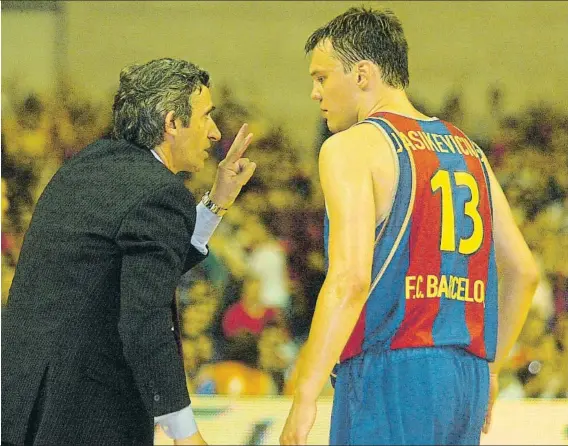  ?? FOTO: PEP MORATA ?? Svetislav Pesic, dando instruccio­nes a Sarunas Jasikevici­us en un encuentro de la Final Four de 2003 disputada en el Palau Sant Jordi de Barcelona