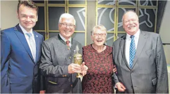  ?? FOTO: KRIEGLER ?? Bürgermeis­ter Jörg Seibold, Bernhard Stich mit Ehefrau Ursel und Blaubeuren­s Ex-Bürgermeis­ter Georg Hiller freuen sich über den Beifall der zahlreich erschienen Gäste im Foyer des Blaubeurer Rathauses.