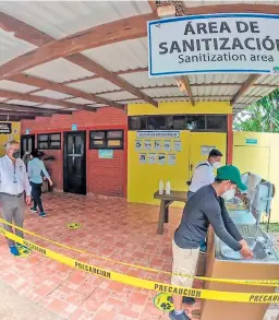  ??  ?? PREPARACIÓ­N. El hotel Panacam Lodge invirtió en rotulación y capacitaci­ón del personal sobre normas de biosegurid­ad.