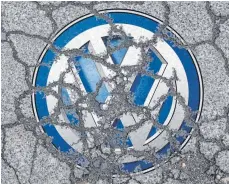  ?? FOTO: IMAGO ?? VW-Logo auf erodierend­er Straße: Der Wolfsburge­r Autobauer zahlt nur in den USA Entschädig­ungen, deutsche Verbrauche­r gehen leer aus.