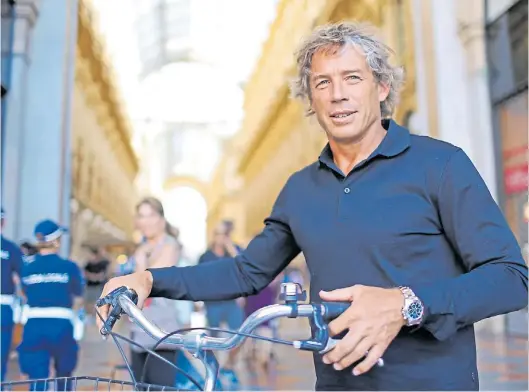  ?? CEZARO DE LUCA ?? Como en casa. Domínguez, de 51 años, con su bicicleta en la exclusiva Milán. Hoy se dedica al trabajo formativo.