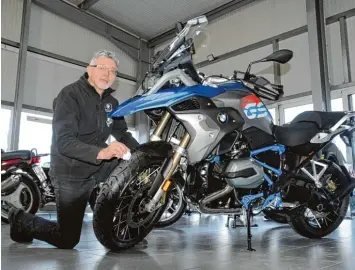  ?? Foto: Reinhold Radloff ?? Alles frisch aufpoliert: Wolfgang Schönwette­r weiß genau, wie man nicht nur diese BMW R 1200 für die neue Saison fit macht, sondern hat Tipps für alle Biker.