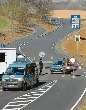  ?? FOTO ČTK ?? Zavřené hranice. Nová silnice s přechodem mezi Plesnou na Chebsku a německým Bad Brambachem byla otevřena koncem loňského roku, ale epidemie koronaviru přechod zase uzavřela.