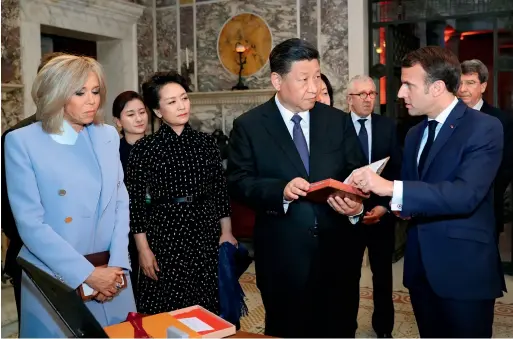  ??  ?? Le 25 mars 2019, le président chinois Xi Jinping rencontre son homologue français Emmanuel Macron à Nice. Avant leur entretien, Emmanuel Macron offre à Xi Jinping un exemplaire de la première traduction en français des textes de Confucius, publiée en 1688.