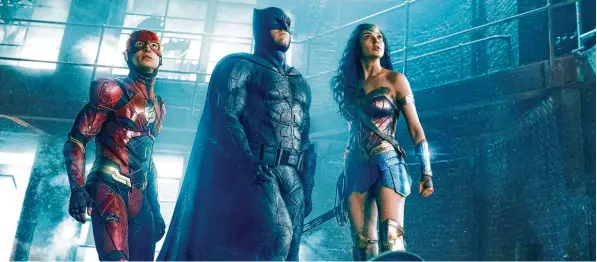  ?? Foto: Warner Bros. ?? Und wieder gilt es, die Welt zu retten für die Superhelde­n (von links): The Flash (Ezra Miller), Batman (Ben Affleck) und Wonder Woman (Gal Gadot).