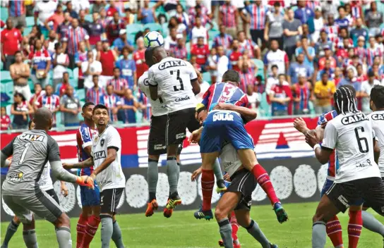  ??  ?? Bahia e Botafogo fazem um jogo muito movimentad­o na Fonte Nova, com três gols para cada time. Defensores tiveram muito trabalho