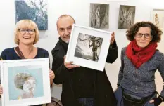  ?? Foto: Wolfgang Diekamp ?? Die Preisträge­r des „Kleinen Formats“der Ecke-Galerie (von links): Gabriele Fischer, Andreas Brücklmair und Alexandra Vassilikia­n.