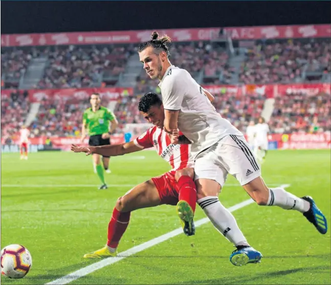  ??  ?? EL EXPRESO DE GALES. El galés, que hizo un primer tiempo flojo, se destapó en el segundo con un golazo ‘marca de la casa’ y una asistencia a Benzema en el 1-4 definitivo.