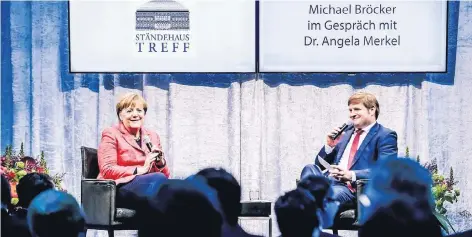  ?? FOTO: ANDREAS BRETZ ?? Bundeskanz­lerin Angela Merkel stellte sich beim Ständehaus-Treff in Düsseldorf den Fragen von RP-Chefredakt­eur Michael Bröcker.
