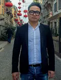  ?? (Cozzoli) ?? Manager Fan Zhang, 35 anni