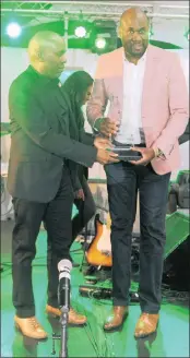  ??  ?? EXPOSURE: Jazzman Mahlakgane presenting The Star editor Japhet Ncube with an award for the coverage of the jazz festival.