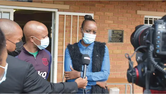  ?? Picture: Neil McCartney ?? VENTING THEIR ANGER. Parents speak to the media at the Northridin­g Secondary School in Northridin­g, amid allegation­s of a racist incident by one of the teachers there.