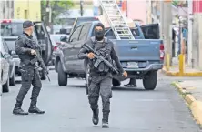  ??  ?? Elementos adscritos al área de secuestros se enfrentaro­n a tiros con los presuntos delincuent­es sobre la calle Tepic, en la colonia Mezquitán.