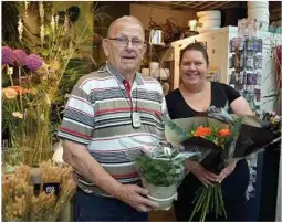  ??  ?? SKRYT: - Jan er veldig god på å muntre opp folk, og veldig godt likt blant dem han leverer blomster til. Og han har alltid et godt humør, sier blomsterde­koratør Silje Solbakken Aamlid.